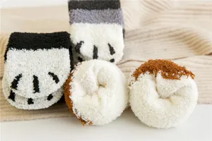 Chaussettes de sol chat en polaire corail moelleuse femme, chaussettes d'hiver chaudes en peluche.