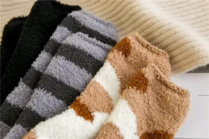 Gros plan detail de chaussettes epaisses en polaire corail hiver, confortables et douces.
