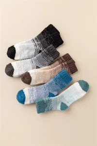Detailaufnahme von herren winter warmen korallenfleece flauschigen socken mit farbverlauf.