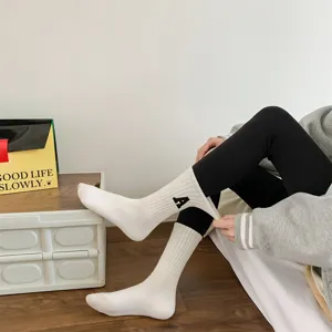 Calzini a tubo medio a coste bianche da donna con dettaglio lettera nera moda casual hosiery