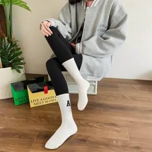 Calze lunghe bianche in cotone a coste da donna, elegante design con lettera A per ogni giorno.