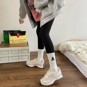Comode calze casual da donna con design a lettere di tendenza per ogni giorno.