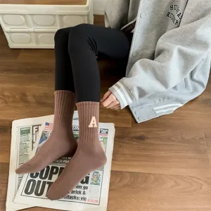 Calzini a metà gamba in cotone a coste marrone con ricamo di lettere, stile casual chic.