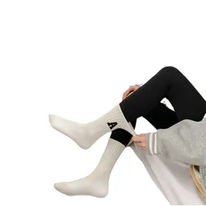 Calzini donna bianchi a coste a metà polpaccio con lettera A, calzini casual in comodo cotone.