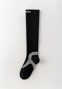 Vue détaillée de chaussettes de compression noires, chaussettes de sport élastiques.