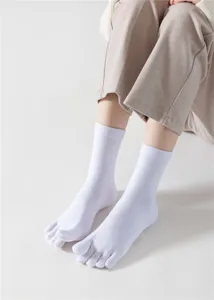 Chaussettes à cinq orteils mi-mollet blanches pour femmes coton sport détail vue.