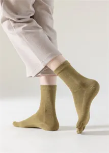Gros plan détaillé des chaussettes d'orteils en coton pour femmes à doigts séparés confort.