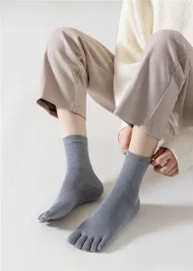 Vue détaillée de chaussettes à orteils grises confortables pour femmes, en coton doux.