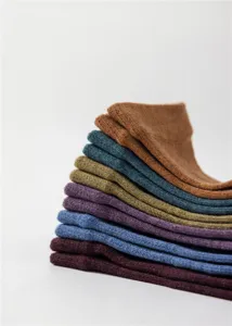 Vue détaillée des chaussettes d'orteil pour femmes, tricot en coton doux, design coloré.