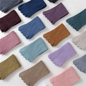 Vue détaillée de chaussettes colorées à cinq doigts en coton, tissu doux, conception séparée.