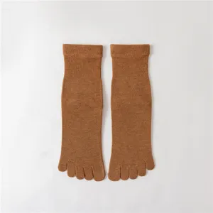 Vue détaillée de chaussettes d'orteils en coton marron, longueur mi-mollet, design.