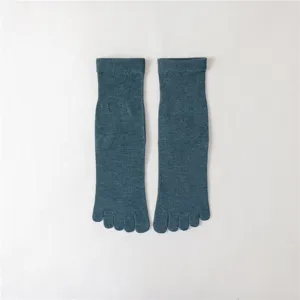 Détail de chaussettes à orteils pour femmes, en coton bleu foncé, souples et confortables.