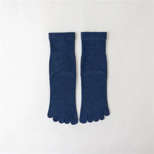Gros plan détaillé des chaussettes à cinq orteils bleu foncé en textile souple.