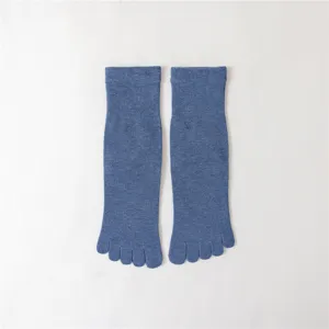Gros plan détail de chaussettes d'orteils pour femmes en coton bleu, design tricoté respirant.