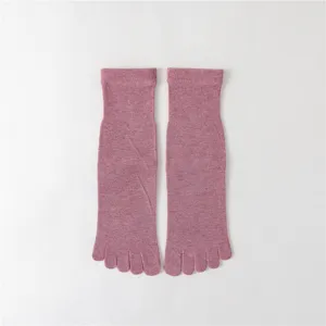 Vue détaillée de chaussettes à cinq orteils roses pour femmes en coton confortable.