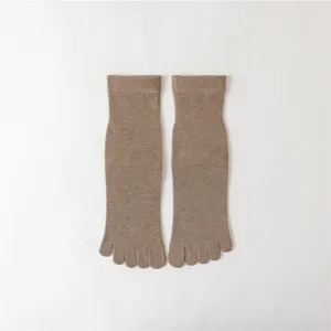Gros plan de chaussettes à cinq orteils marron uni, design tricoté confortable au quotidien.