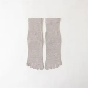 Chaussettes mi-mollet à cinq orteils pour femmes en coton gris clair, design sportif.