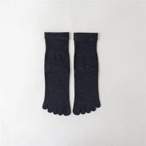 Vue détaillée de chaussettes d'orteils gris foncé en coton mi-mollet, tissu doux et confortable.