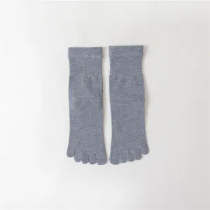 Chaussettes orteils grises mi-hautes pour femmes, coton respirant, design cinq doigts séparés.