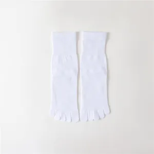 Vue détaillée de chaussettes d'orteils blanches en coton, design confortable pour femmes.