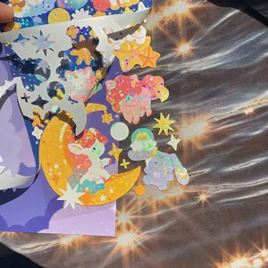 Nahaufnahme des holografischen Aufklebers mit Einhorn- und Sternmotiven für Tagebücher.