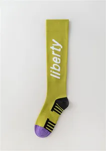Vue détaillée de chaussettes de compression, soutien de voûte et design côtelé respirant.