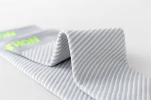 Chaussettes de sport de compression rayées grises, détail élastique support mollet.