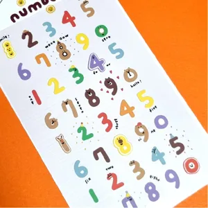 Adesivo di carta decorativo con numero di animale carino per diario vista dettagliata.