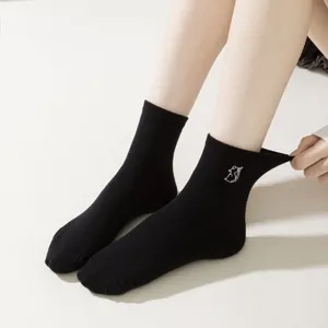Schwarze Damen Kurzsocken mit süßer Katzenstickerei, atmungsaktive Baumwollsocken für den Alltag.