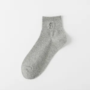 Graue Baumwollkurzsocke mit Katzenstickerei, atmungsaktives Alltagsdesign für Studenten, Schuhdetail.