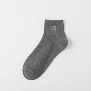 Graue Kurzsocken Detailansicht, süße Katzenstickerei, weiches Baumwollmaterial, Alltagsmode.