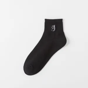 Schwarze Damen-Ankle-Socken mit süßer Katzenstickerei, atmungsaktive Baumwollsocken für alle Jahreszeiten.