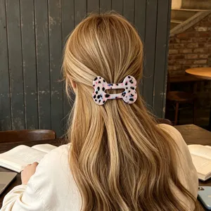 Gran pinza para el cabello en forma de hueso con diseño de estampado de leopardo colorido.