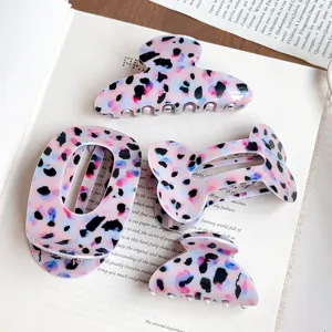 Set de 4 elegantes pinzas para el cabello de acrílico con diseño de leopardo morado.