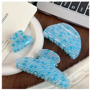 Pinza de pelo de resina con patrón de serpiente azul vista detallada, accesorio elegante.