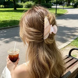 Pince a cheveux elegante en acetate rose avec strass scintillants pour coiffure tendance