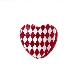 Pinza de pelo en forma de corazon rojo con patron de rombos, accesorio elegante mujer.