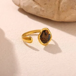 Bague ouverte en acier doré avec pierre naturelle concassée, bijou de doigt rétro et niche.