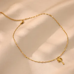 Goldene Palmen Anhänger Halskette Detailaufnahme, filigrane Kette, Sommer Strand Schmuck.