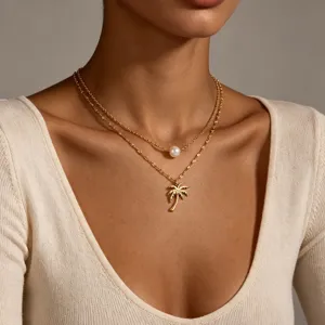Goldene doppellagige Halskette mit Perle und Palmenanhänger für Damen Strand Schmuck Detail.