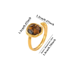 Bague élégante en acier inoxydable avec pierre concassée naturelle, design ouvert.