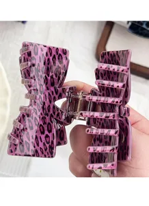 Gedetailleerd overzicht van de paarse luipaard print strik haarhaak, met prachtige textuur en design.