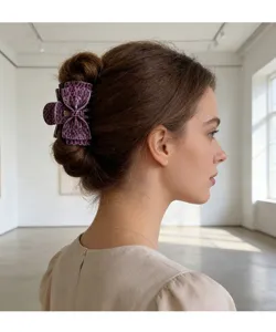 Detailfoto van een paarse luipaardprint strik haarklem, elegante zijkant weergave voor haarstijl.