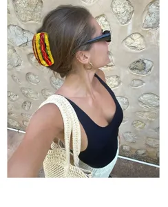 Jolie pince à cheveux hot-dog pour femmes et filles, accessoire de coiffure en acrylique amusant.