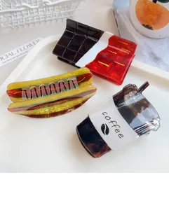Vue détaillée pince à cheveux tasse café hotdog en acrylique, accessoire tendance.
