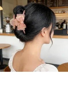 Elegante pink Acetat Schleife Haarklammer Detailansicht, schicke große Haarklammer für Damen.
