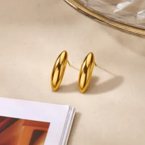 Primo piano di orecchini a lobo geometrici dorati realizzati in acciaio inossidabile.