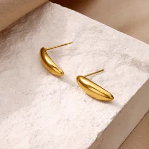 Orecchini a lobo curvi in acciaio inossidabile placcato oro 18K dal design minimalista ed elegante.