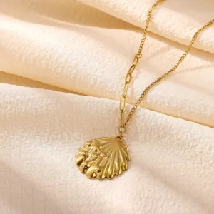 Elegant gold shell pendant necklace for women, stylish minimalist clavicle chain jewelry.