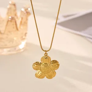 Gold sunflower pendant necklace for women, elegant clavicle chain jewelry fashion accessory.